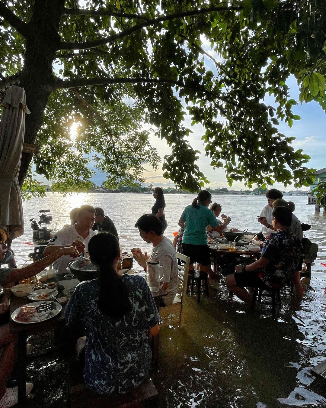Restoran di Thailand Terendam Banjir, Tapi Malah Jadi Tempat Wisata