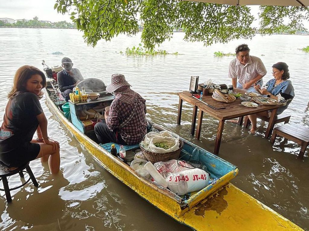 Restoran Ini Terendam Banjir Malah Dimanfaatkan untuk Wisata