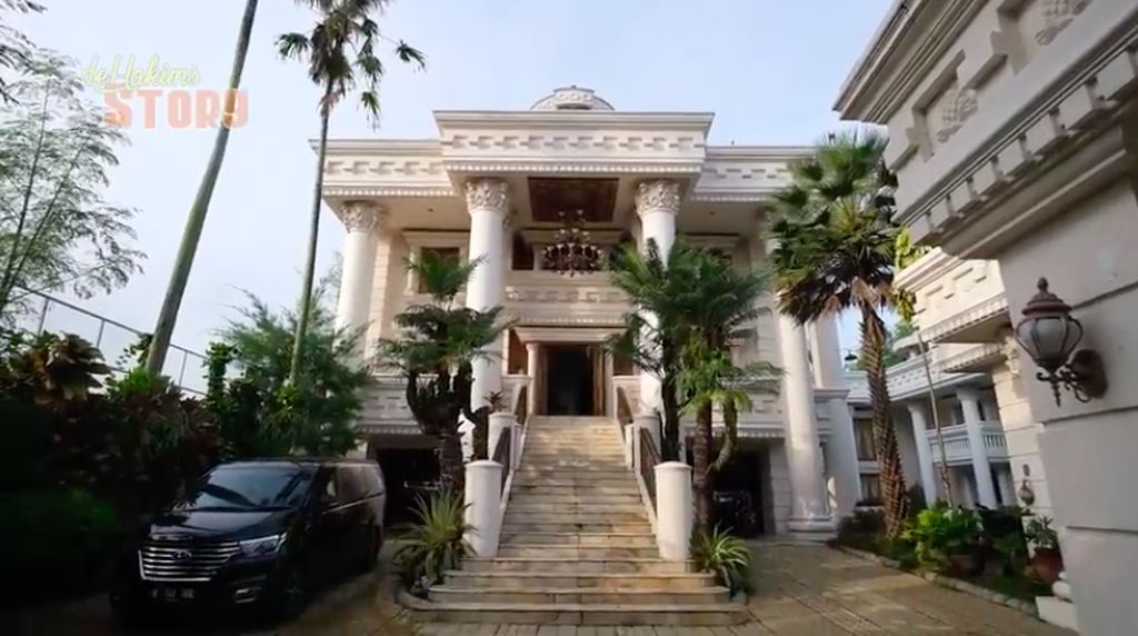 9 Potret Rumah Crazy Rich Trenggalek, Ada Masjid Bergaya Eropa