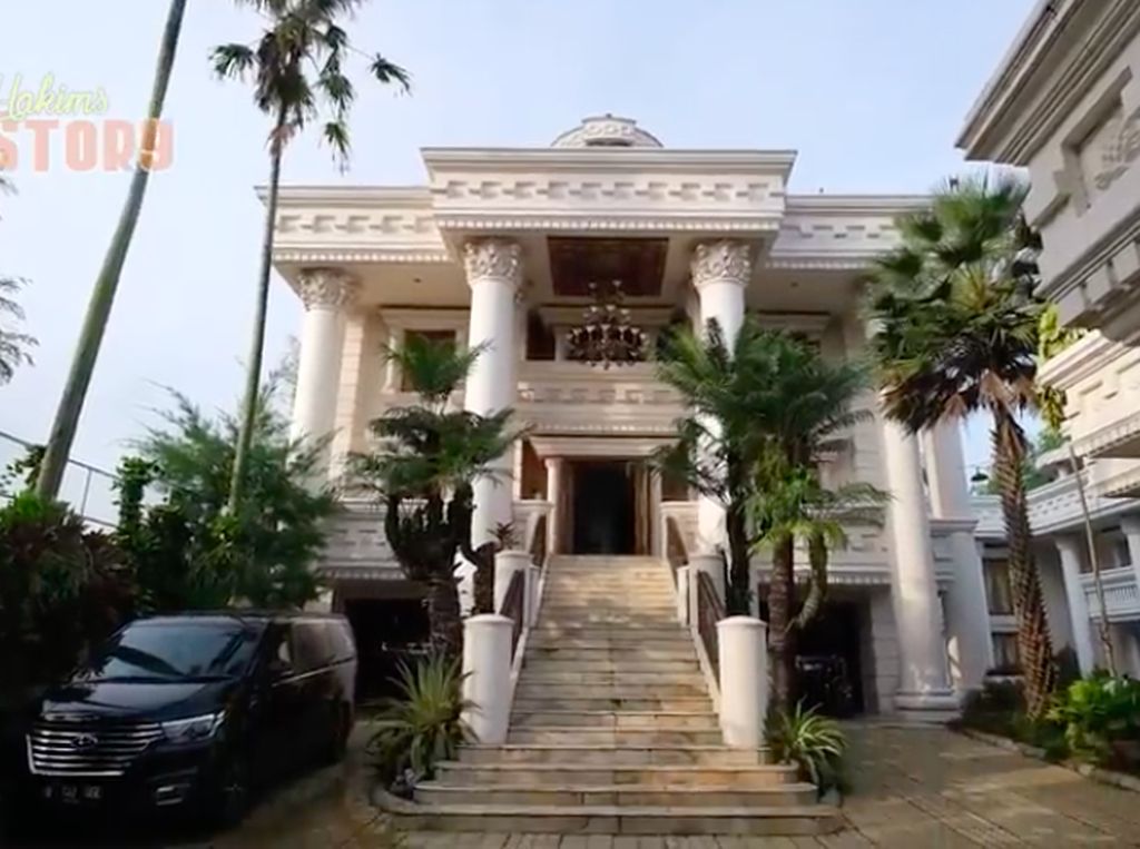 9 Potret Rumah Crazy Rich Trenggalek, Ada Masjid Bergaya Eropa