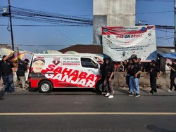 Sahabat Ganjar Sebar Bantuan di Jakarta-Yogya, Lalu Tempel Stiker