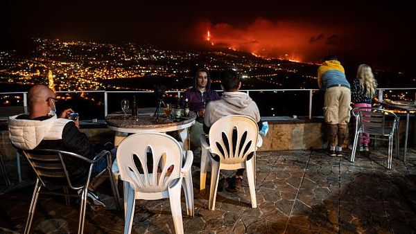 Santainya Warga Spanyol Amati Gunung Meletus
