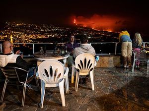 Santainya Warga Spanyol Amati Gunung Meletus