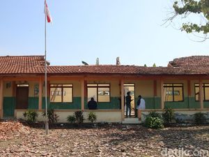 Miris! Ruangan SDN di Kudus Ini Ambrol, Siswa Belajar di Kelas Bersekat