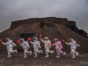 Sensasi Jadi Astronot di Gunung Berapi China Sensasi Jadi Astronot di Gunung Berapi China