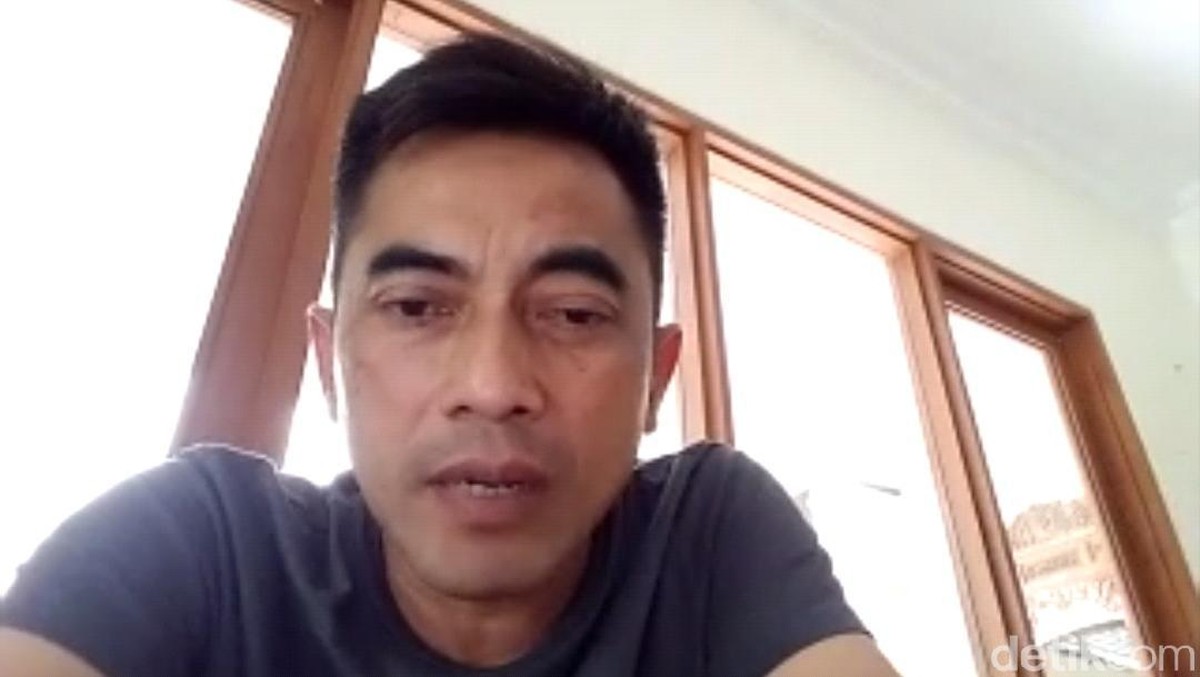 Pelatih PSIM Yogyakarta, Seto Nurdiantoto, menginstruksikan anak asuhnya bermain lepas saat melawan Persis Solo. (. (Foto: detikcom/Ari Purnomo)
