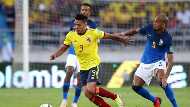 Soccer Football - World Cup - South American Qualifiers - Colombia v Brazil - Estadio Metropolitano Roberto Melendez, Barranquilla, Colombia - October 10, 2021 Colombia's Radamel Falcao in action with Brazil's Fabinho REUTERS/Luisa Gonzalez