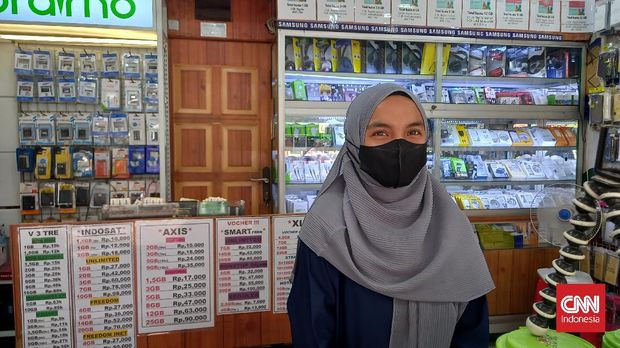 Ela Ratnasari, penjaga konter HP di Duren Sawit.