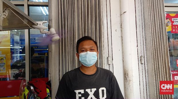 Rizky, pedagang makanan ringan di Pondok Bambu.