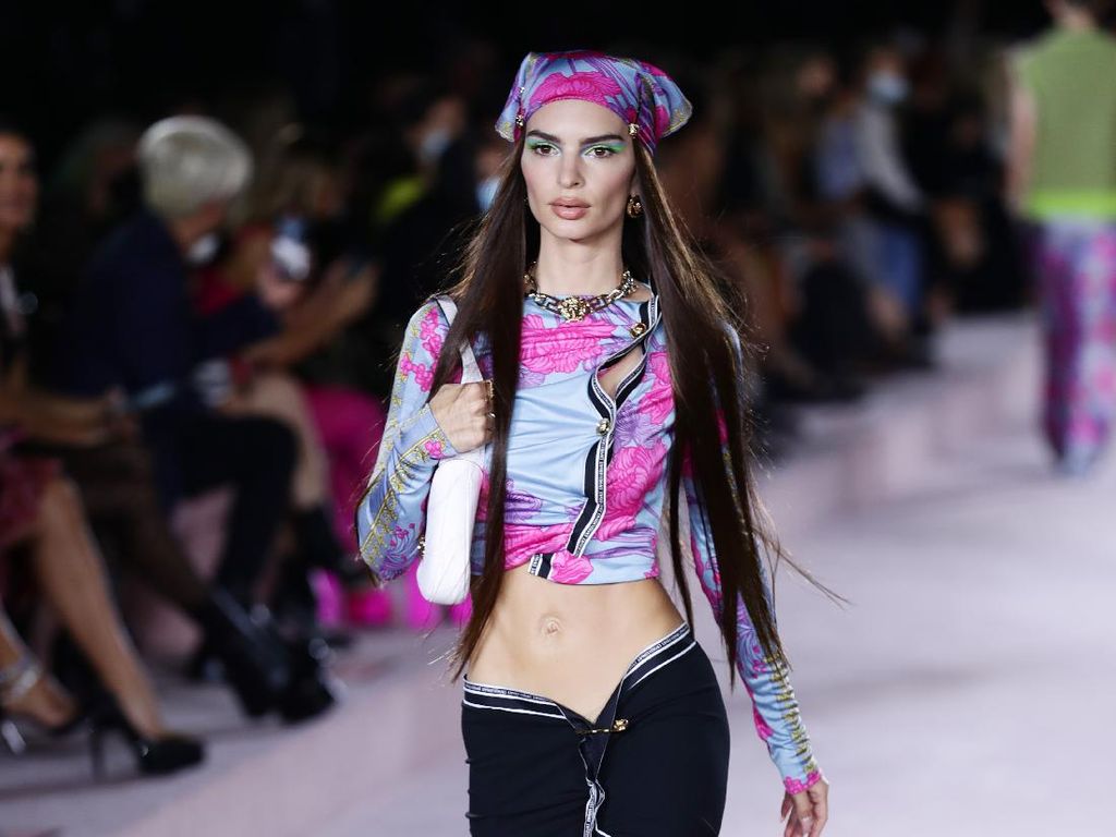 Celana dan Rok Hipster Tren Lagi, Warnai Koleksi Baru Chanel Hingga Dior