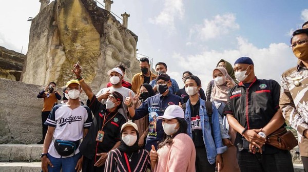 Sandi menegaskan, dalam situasi pandemi seperti ini pembelian secara online memang disarankan. Bahkan dia juga sempat mempromosilan dagangan kripik sayur yang dijajakan. Sandi menegaskan, dalam situasi pandemi seperti ini pembelian secara online memang disarankan. Bahkan dia juga sempat mempromosilan dagangan kripik sayur yang dijajakan.