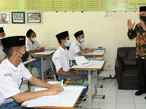 Tinjau PTM di Mataram, Wamenag Minta Siswa Tak Abai Jalankan Prokes