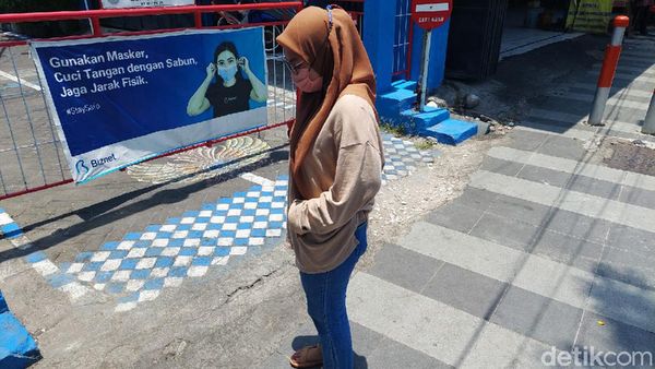 Warga Abadikan Fenomena Langka Hari Tanpa Bayangan di Surabaya