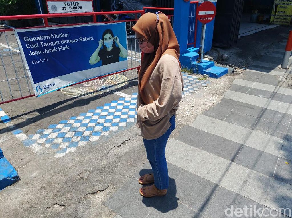 Warga Abadikan Fenomena Langka Hari Tanpa Bayangan di Surabaya