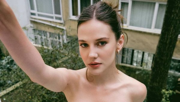 Adem Banget! Alina Boz, Bintang Love 101 Netflix dari Turki