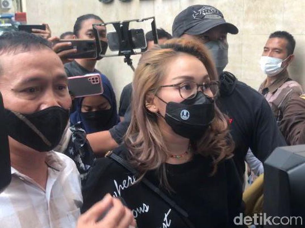 Ayu Ting Ting Luangkan Waktu Demi Penjarakan Haters Ayu Ting Ting Luangkan Waktu Demi Penjarakan Haters