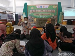 Generasi Muda Kota Kediri Diajak Belajar Aksara Jawa Kuno di Hari Museum Nasional