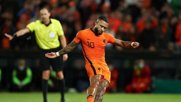 ROTTERDAM, NETHERLANDS - OCTOBER 11: Memphis Depay of Netherlands  scores their team's third goal from the penalty spot during the 2022 FIFA World Cup Qualifier match between Netherlands and Gibraltar at De Kuip on October 11, 2021 in Rotterdam, . (Photo by Dean Mouhtaropoulos/Getty Images)