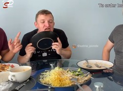 Makan Gado-gado Pertama Kali, Bule Inggris Ini Keenakan Sampai Jilati Piring