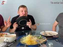 Makan Gado-gado Pertama Kali, Bule Inggris Ini Keenakan Sampai Jilati Piring