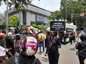 Polisi Bubarkan Massa Aksi Tolak Formula E di DPRD DKI