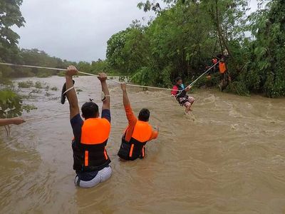 Dihantam Badai Kompasu, Warga Filipina Dievakuasi