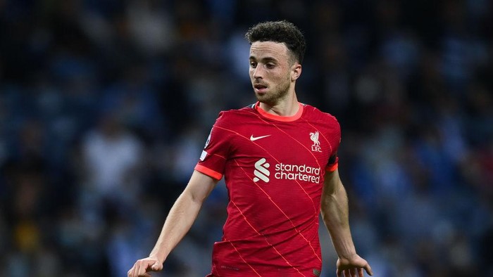 Diogo Jota PORTO, PORTUGAL - SEPTEMBER 28: Diogo Jota of Liverpool FC looks on during the UEFA Champions League group B match between FC Porto and Liverpool FC at Estadio do Dragao on September 28, 2021 in Porto, Portugal. (Photo by David Ramos/Getty Images)
