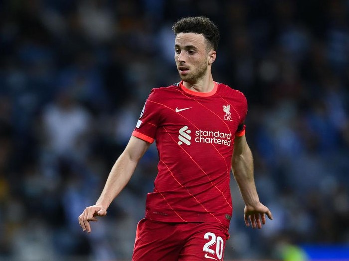 PORTO, PORTUGAL - SEPTEMBER 28: Diogo Jota of Liverpool FC looks on during the UEFA Champions League group B match between FC Porto and Liverpool FC at Estadio do Dragao on September 28, 2021 in Porto, Portugal. (Photo by David Ramos/Getty Images)