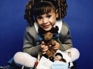 Danna Paola, Imut di Maria Bellena dan Seksi Menggoda di Elite