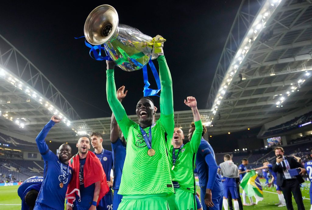 PORTO, PORTUGAL - MAY 29: Edouard Mendy of Chelsea celebrates with the Champions League Trophy following their team's victory in the UEFA Champions League Final between Manchester City and Chelsea FC at Estadio do Dragao on May 29, 2021 in Porto, Portugal. (Photo by Manu Fernandez - Pool/Getty Images)