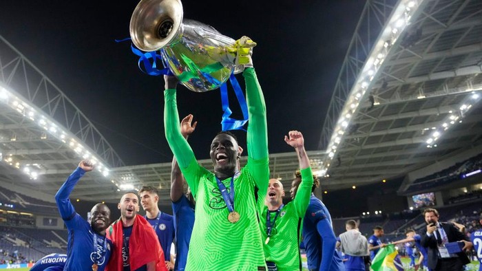 PORTO, PORTUGAL - MAY 29: Edouard Mendy of Chelsea celebrates with the Champions League Trophy following their teams victory in the UEFA Champions League Final between Manchester City and Chelsea FC at Estadio do Dragao on May 29, 2021 in Porto, Portugal. (Photo by Manu Fernandez - Pool/Getty Images)