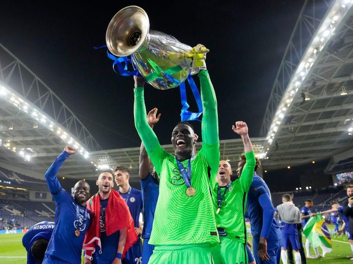 PORTO, PORTUGAL - MAY 29: Edouard Mendy of Chelsea celebrates with the Champions League Trophy following their team's victory in the UEFA Champions League Final between Manchester City and Chelsea FC at Estadio do Dragao on May 29, 2021 in Porto, Portugal. (Photo by Manu Fernandez - Pool/Getty Images)