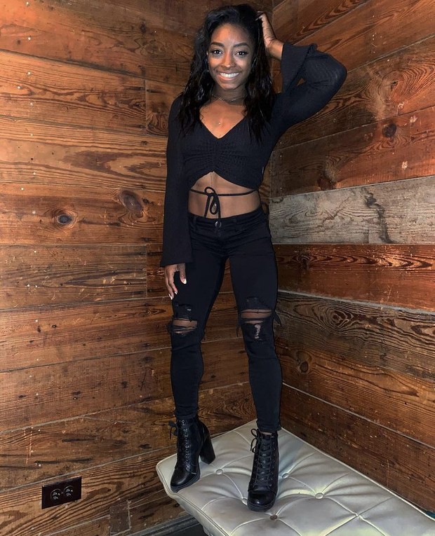 Tampilan rock n roll Simone Biles/