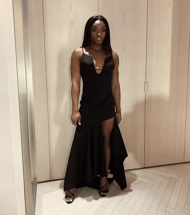 Dress glamor untuk acara malam/