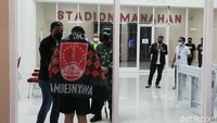 Bendera itu dikalungkan di lehernya hingga mirip sayap tokoh fiksi Superman. Kaesang tiba di Stadion Manahan Solo sekira pukul 18.10 WIB.