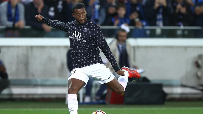 Paris Saint-Germains Dutch midfielder Georginio Wijnaldum warms up prior the UEFA Champions League Group A football match Club Brugge against Paris Saint-Germain (PSG) at Jan Breydel Stadium in Bruges, on September 15, 2021. (Photo by KENZO TRIBOUILLARD / AFP)
