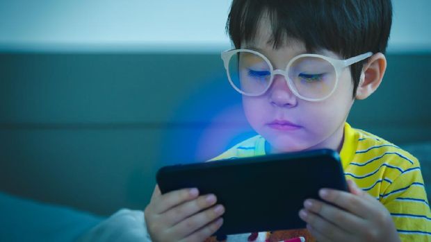 ilustrasi anak berkacamata
