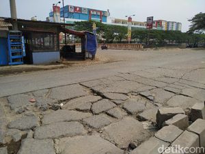 Merasakan Sensasi Melaju di Jl Raya Perancis yang Hancur