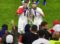 Inilah trofi pertama Benzema buat negaranya! (AP/Luca Bruno)