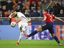 Karim Benzema mencetak gol dalam kemenangan Prancis atas Spanyol 2-1 di final UEFA Nations League pada Senin (11/10) dinihari WIB kemarin (AP/Luca Bruno)