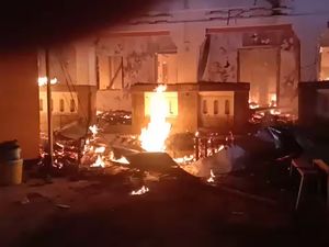 Rumah dan Warung Warga Lumajang Terbakar, 3 Motor Hangus