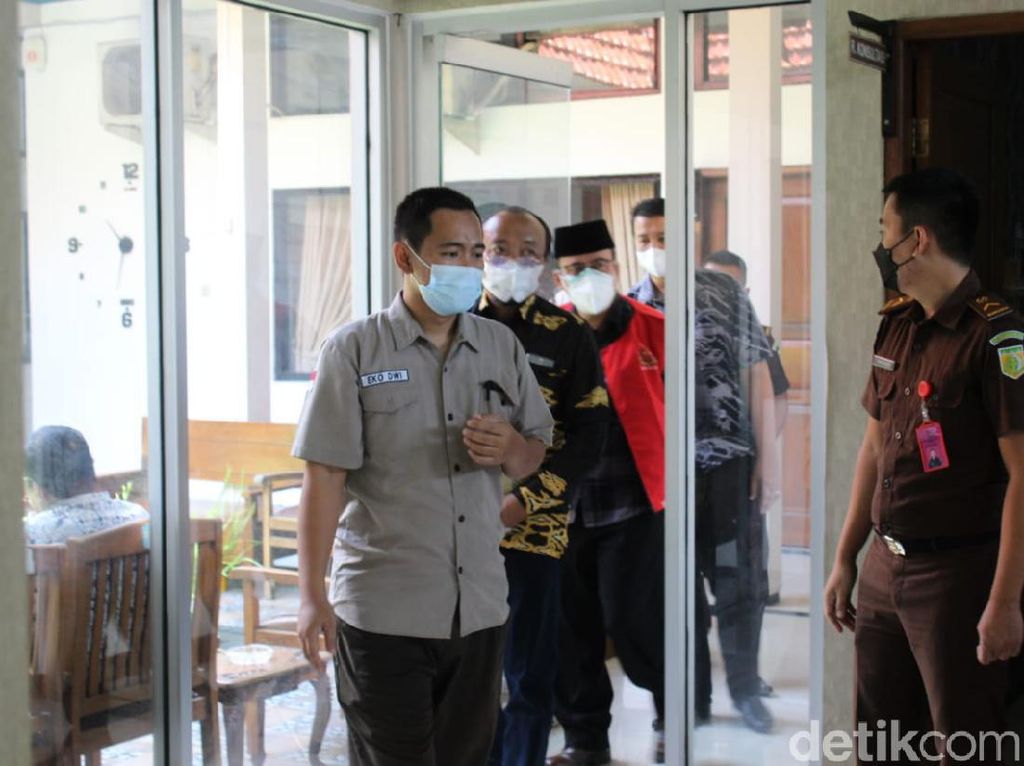 Kepala Dinas Perdagangan Koperasi dan UKM Blora Ditahan! Kepala Dinas Perdagangan Koperasi dan UKM Blora Ditahan!