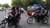 Tim pengaman melakukan patroli pengamanan untuk mengantisipasi adanya konvoi suporter.