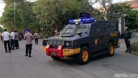 Mobil polisi disiagakan.