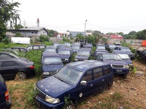 Potret Kuburan Mobil di Kantor Dishub Kota Tangerang Potret Kuburan Mobil di Kantor Dishub Kota Tangerang