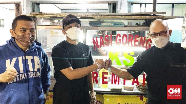 Mantan pegawai KPK yang dipecat, Juliandi Tigor Simanjuntak mengisi kesibukan dengan berjualan nasi goreng di Bekasi, Jawa Barat.