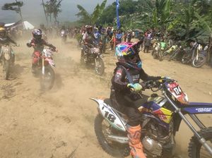 Memacu Adrenalin Motocross di Puncak Wawas Argo