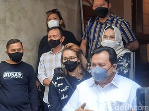 Orang Tua Ayu Ting Ting Dicecar 18 Pertanyaan Terkait Akun Gundik Empang Orang Tua Ayu Ting Ting Dicecar 18 Pertanyaan Terkait Akun Gundik Empang