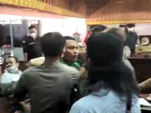 Panas! Anggota Dewan di Jambi Nyaris Baku Hantam dengan Warga