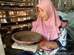 Momen Maulid Nabi Bawa Rezeki Bagi Perajin Cobek di Kota Pasuruan